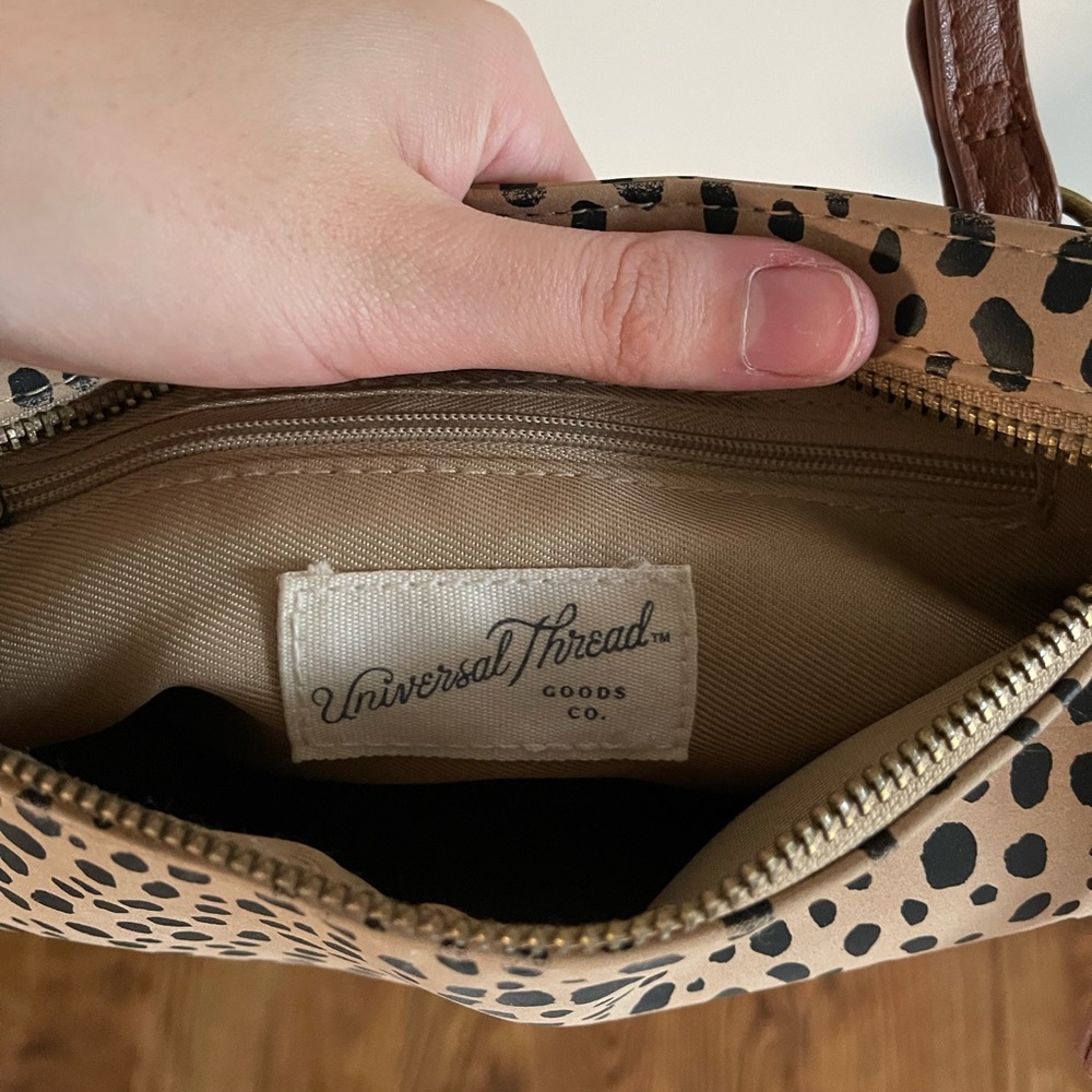 Spacious cross body spotted purse - Picture 4 of 4